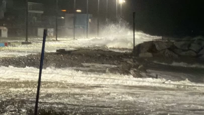 Dev dalgalar Altınoluk'u vurdu: Lodos hayatı felç etti