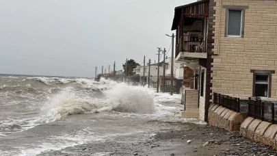 Çanakkale'de fırtına Ayvacık'ı da vurdu: Deniz ve kara adeta birleşti