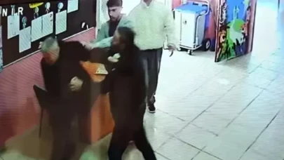 Okulun içinde müdürlere çirkin saldırı: O anlar saniye saniye kamerada