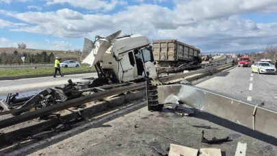 Eskişehir'de feci kaza! Ön kabin yerinden koptu, tır hurdaya döndü