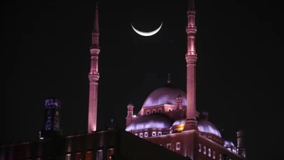 Hilal ve Muhammed Ali Camisi aynı karede