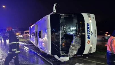 11 yolcusu olan otobüs refüje çakıldı