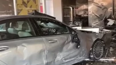 92 yaşındaki sürücü markete daldı!