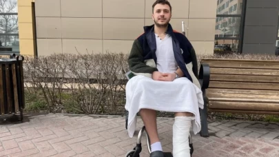 Yanındaki yaralı arkadaşını ve küçük kızı kurtardı