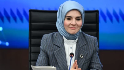 Bakan Göktaş'tan çocuklarla birlikte "Kabe'de Hacılar" düeti