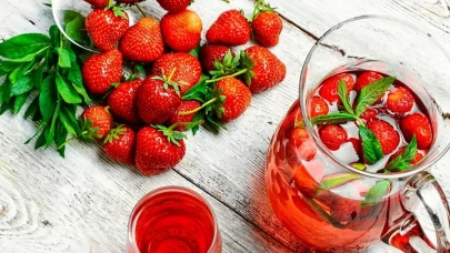 Pratik vanilyalı çilek kompostosu tarifi