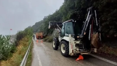 Mudanya’da heyelan geçit vermedi: Sahil yolu ulaşıma kapandı