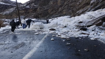 Şırnak'ta çığ düştü! Köy yolları ulaşıma kapandı