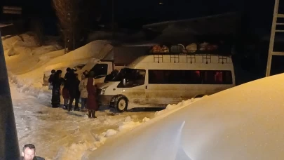 Iğdır'da tipi bastırdı, öğrenci servisi yolda kaldı!