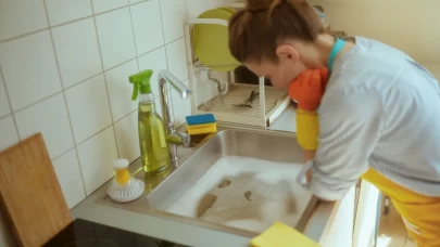 Tıkalı lavaboları evdeki malzemelerle açmanın 5 doğal ve etkili yolu!