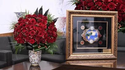 MHP Lideri Devlet Bahçeli'den Cumhurbaşkanı Erdoğan’a 72. yaş gününe özel 72 gül ve tablo