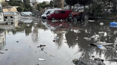 Sağanak vurdu, çöpler yola taştı: CHP’li belediyeye tepki yağdı