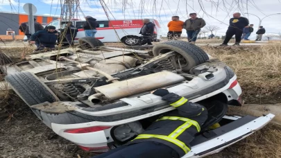 Erzincan’da kontrolden çıkan otomobil şarampole savruldu