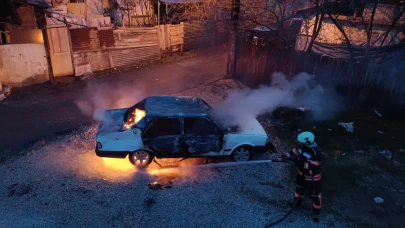 Park halinde araç alev topuna döndü!