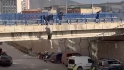 Köprüde korkunç anlar: Tutunamayınca yere düştü