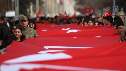 Erzincan’da binlerce kişiden bayrak yürüyüşü!