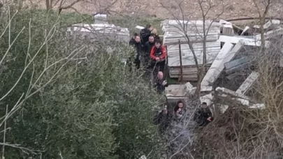 İzmir’de sel dehşeti: Köprüden geçen araç sulara kapıldı, 2 can kaybı!