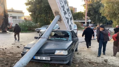 Mersin'de kontrolden çıkan kamyon tabelayı devirdi! Park halindeki araca zarar verdi