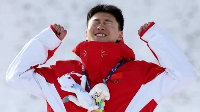 Çinli Wang Xindi altın madalyaya uzandı