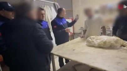 Sakarya’da tatlı imalathanesinde skandal: Hamuru ayağıyla çiğnedi, işletme mühürlendi