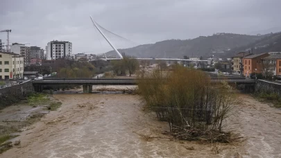 İtalya'da sel dehşeti: Nehirler taştı, heyelan can aldı!