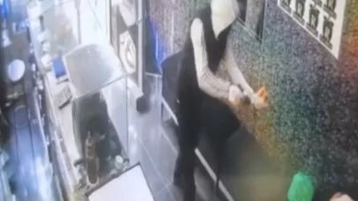 Gaziantep'te kuyumcu soygunu güvenlik kamerasında: Biber gazıyla etkisiz hale getirdiler!