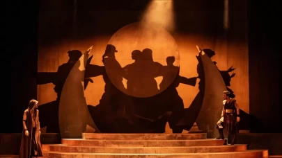 İDOB’dan sanat gecesi: “Deli Dumrul” ve “Tehlikeli Oyun” dünya prömiyeri yaptı