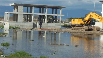 Yol çöktü, kanalizasyon taştı, vatandaş isyan etti