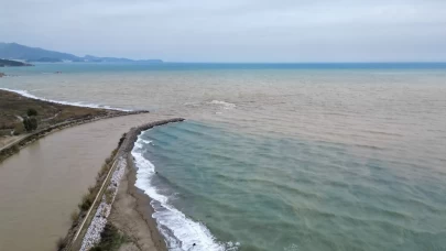 Mersin’de yağışlar, Akdeniz’i kahverengiye boyadı!