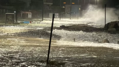 Altınoluk'ta fırtına hayatı felç etti! Dev dalgalar caddeleri bastı!