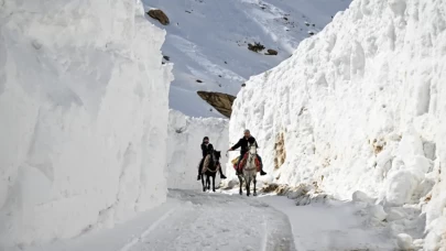 Metrelerce karın arasında yaşam mücadelesi! İlçeye ulaşmak için kar tünellerinden geçiyorlar