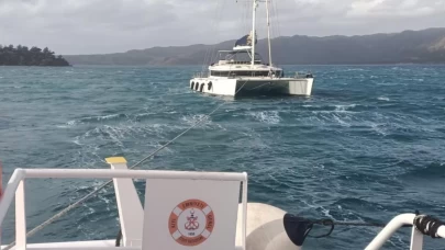 Marmaris’te sürüklenen katamaran kurtarıldı: 2 kişi güvenli şekilde karaya çıkarıldı