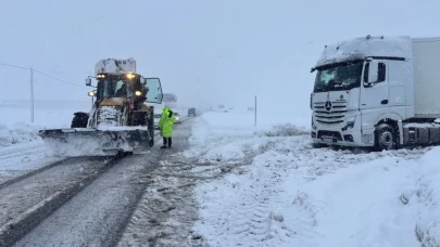 Sivas’ta tipi ulaşımı aksattı, kilometrelerce tır kuyrukları oluştu