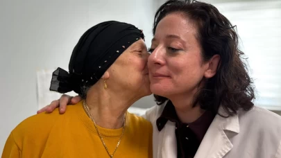 Bir gecede sesini kaybeden anneyi doktor kızı iyileştirdi!