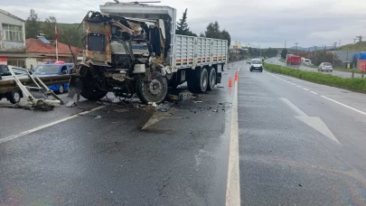 İzmir'de feci kaza: Belediye kamyonuna arkadan çarptı: 1 ölü