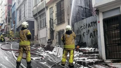 Beyoğlu’nda gecekondu alevlere teslim oldu!