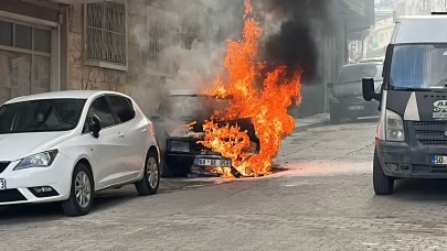 Bir anda alevlere teslim oldu! Nevşehir'de park halindeki otomobil küle döndü