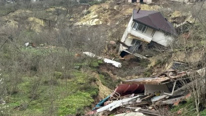 Heyelan evleri ve halı sahayı yuttu!