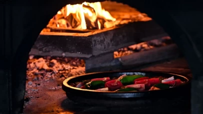 Zırhla hazırlanan odun ateşinin efsanesi Tepsi Kebabı!