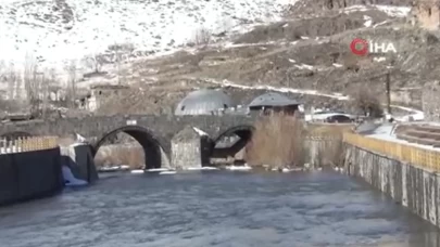 Kara kışın ortasında Kars Çayı eridi
