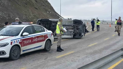 Erzincan’da otomobil takla attı, emniyet kemeri iki kişiyi hayata bağladı!