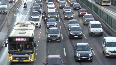 Köprülerde araç kuyrukları, duraklarda insan seli: İstanbul'da trafik durma noktasında