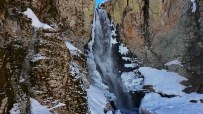 Kışın donuyor, yazın kuruyor! Bingöl’de bu şelale sadece kısa süreliğine ortaya çıkıyor