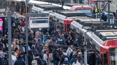 Almanya’da ulaşım felç oldu: 100 bin işçi 48 saatlik greve çıktı