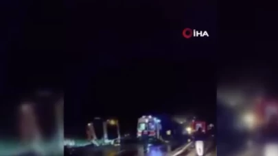 Yardıma giden itfaiye aracı devrilen tıra çarptı!