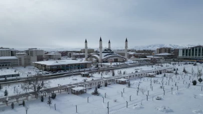 Ağrı'da dev buz kütleleri çözülmeye başladı! Kartpostallık görüntüler oluştu