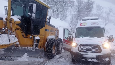 Tokat'ta köy yolları kapandı! Ekipler rahatsızlanan hasta için seferber oldular