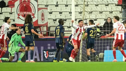 Fenerbahçe, Antalya'da direkten döndü