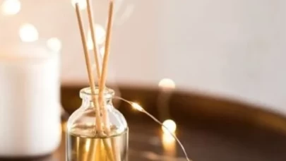 Oda spreylerini çöpe atın! Evdeki ağır kokuları anında bitiren 3 doğal formül