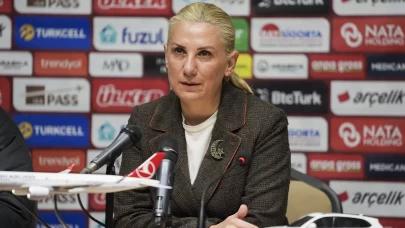 Necla Güngör Kıragası'ndan oyun övgüsü